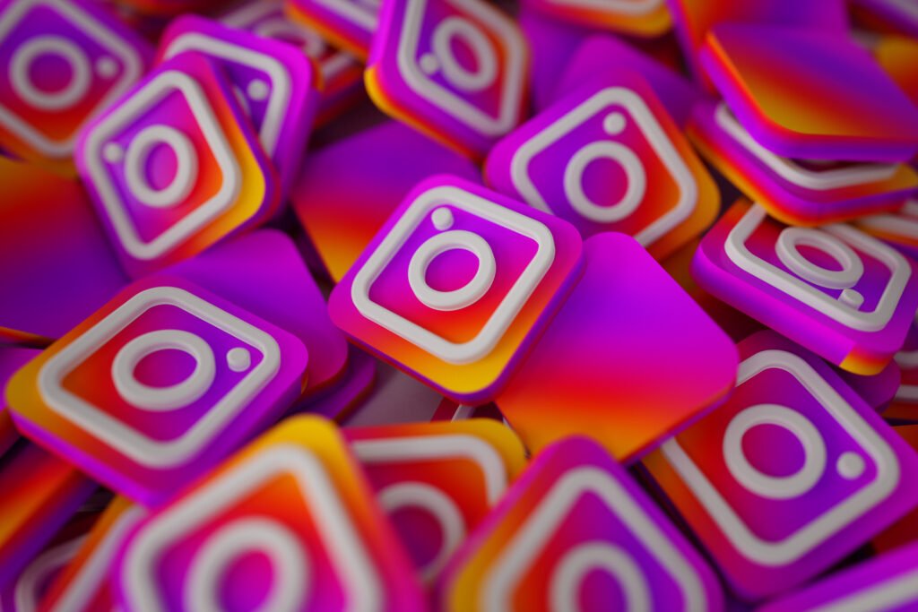 Monetizar no Instagram em 2025: Guia Completo para Transformar seu Perfil em Fonte de Renda
Descubra formas comprovadas de ganhar dinheiro no Instagram: parcerias, marketing de afiliados, Instagram Shopping, assinaturas e um passo a passo simples para começar hoje.